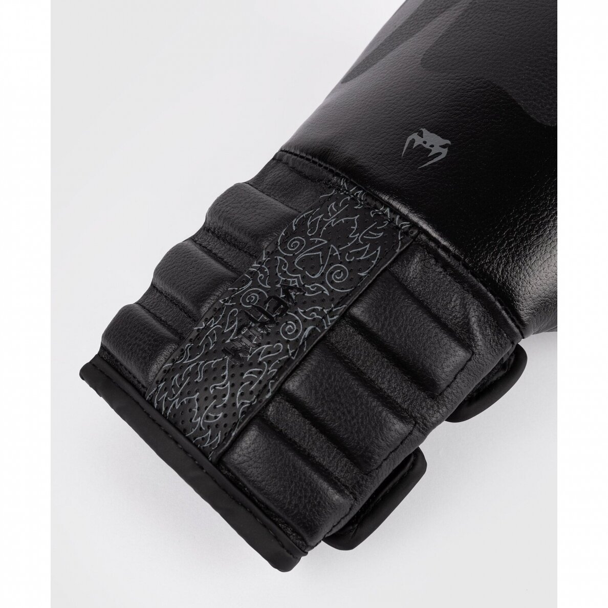 "Venum" bokso pirštinės Reverso - Black/Black 5 "Venum" bokso pirštinės Reverso - Black/Black 5